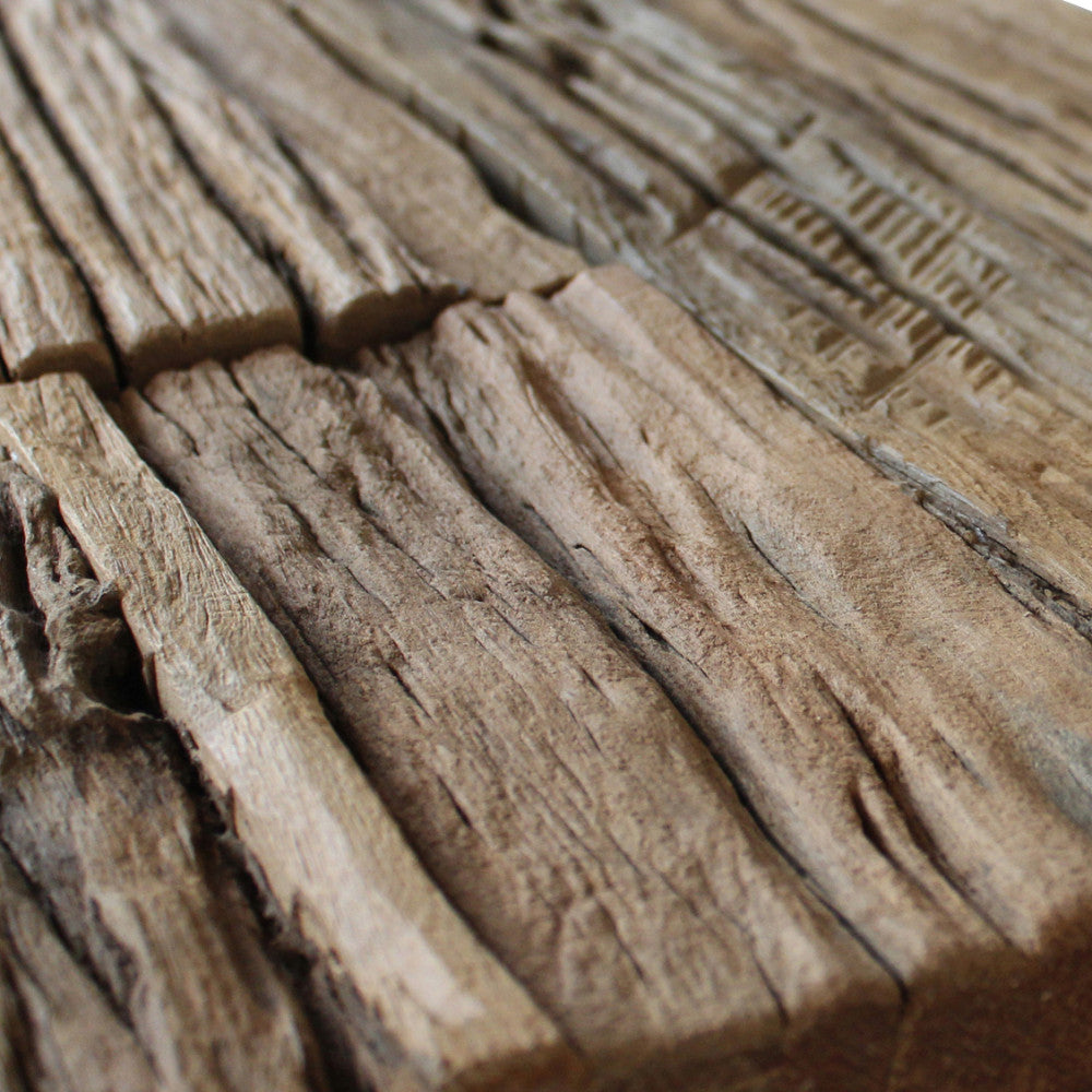 Dettaglio ravvicinato della superficie in legno riciclato, con venature profonde e texture ruvida e autentica.