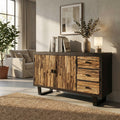 Credenza Zubin in legno di mango e metallo ambientata in un soggiorno luminoso con tappeto in iuta