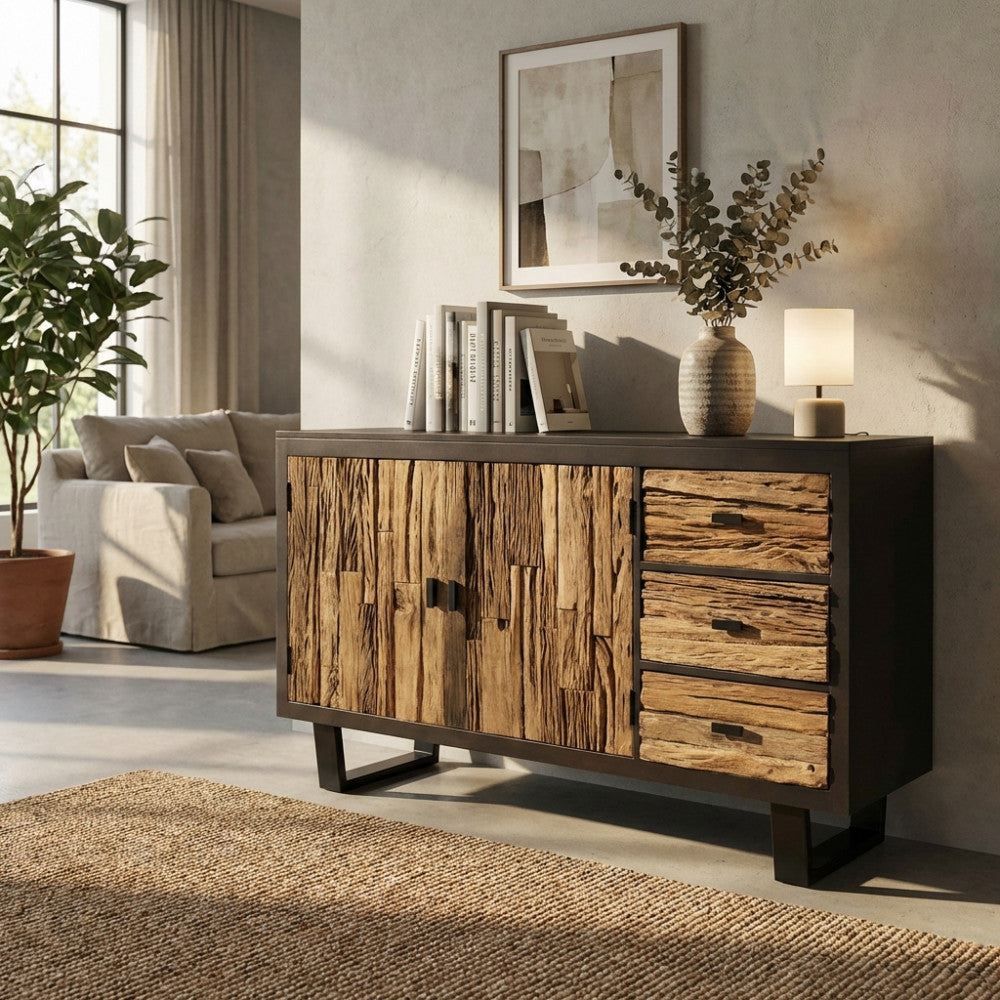 Credenza Zubin in legno di mango e metallo ambientata in un soggiorno luminoso con tappeto in iuta