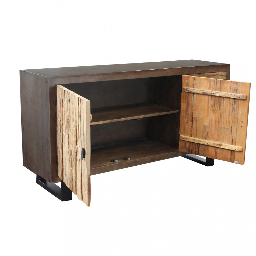 Credenza Zubin con anta sinistra aperta che mostra i robusti ripiani interni in legno
