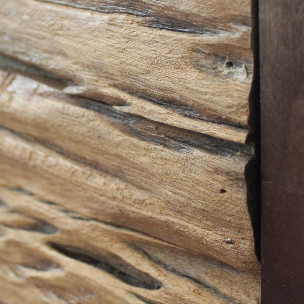 Macro fotografia delle profonde venature tattili e della superficie organica del legno di mango marrone