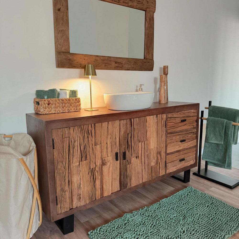 Credenza Zubin utilizzata come mobile lavabo in un bagno di lusso con specchio in legno coordinato