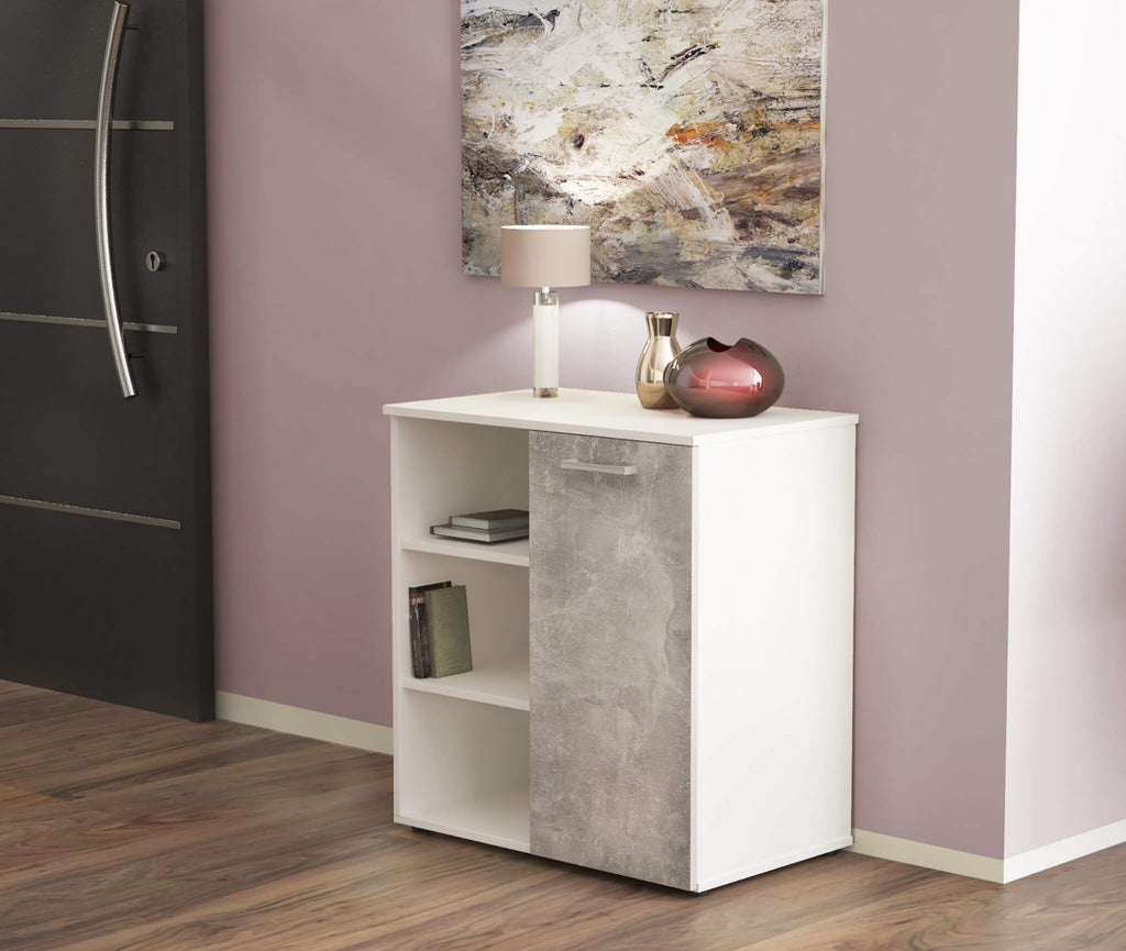 Mobiletto Mark inserito in un contesto living elegante con pareti color malva e porta scura.