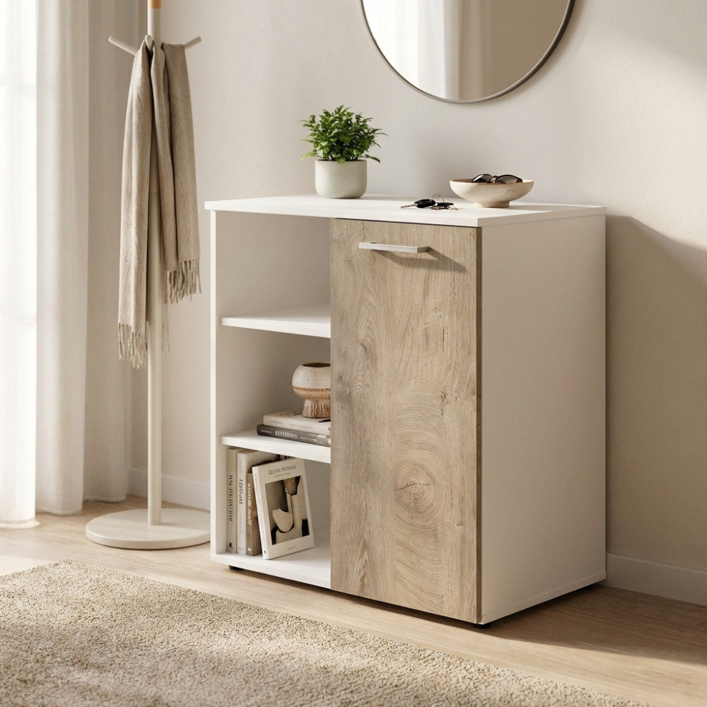 Vista angolare del mobiletto Mark con anta chiusa e mensole a vista, decorato con libri e oggetti di design.