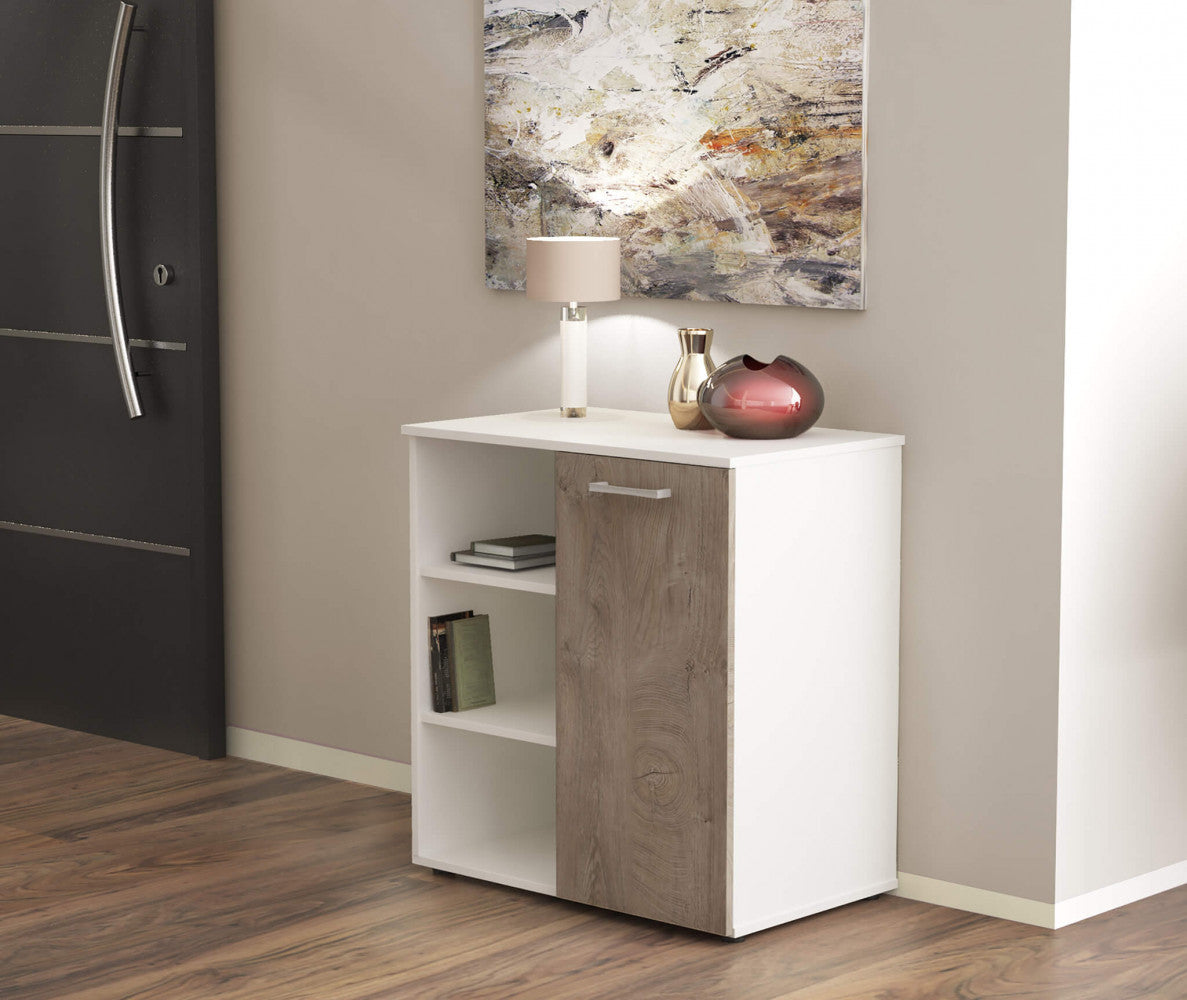 Mobiletto Mark inserito in un contesto living moderno con pavimento in parquet scuro e lampada da tavolo elegante.