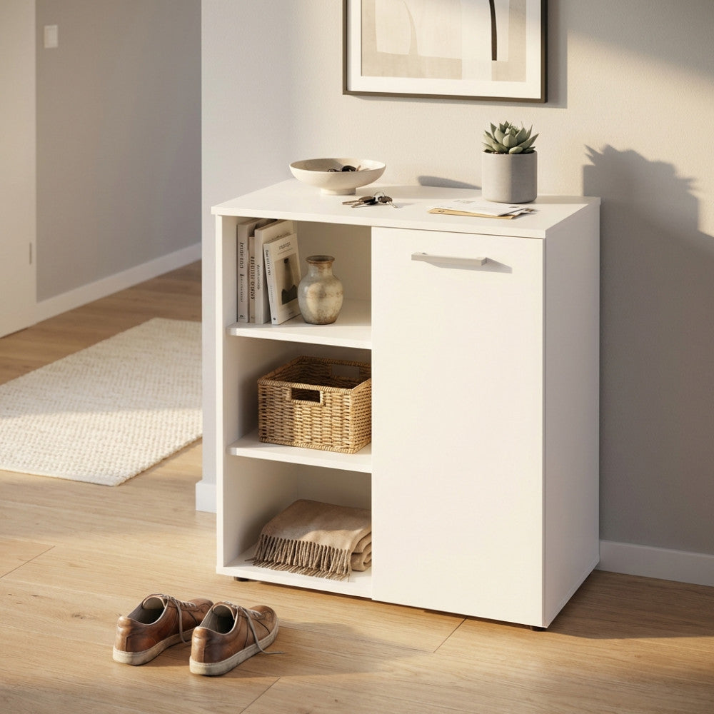 Dettaglio del mobiletto Mark in truciolare bilaminato bianco, decorato con libri e vasi, posizionato in un corridoio moderno.