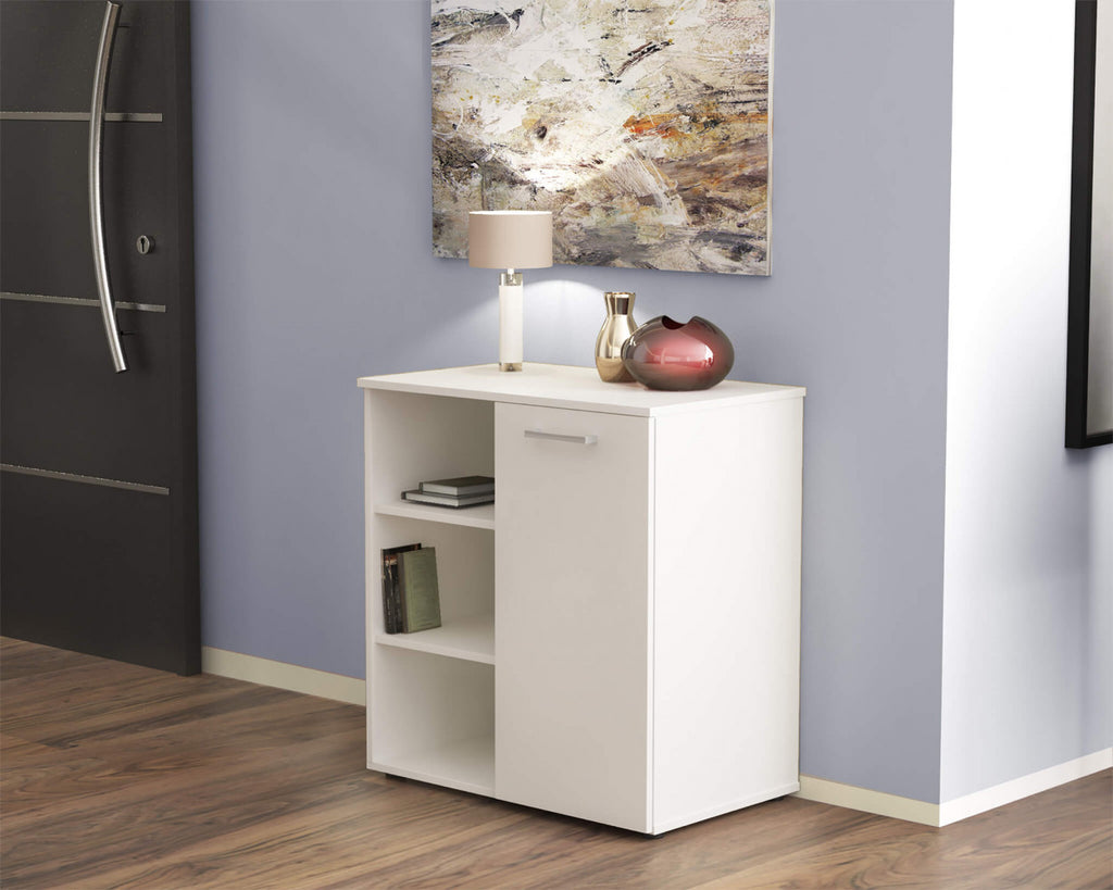 Mobiletto Mark inserito in un contesto living contemporaneo con pareti azzurre, lampada da tavolo e vasi decorativi.