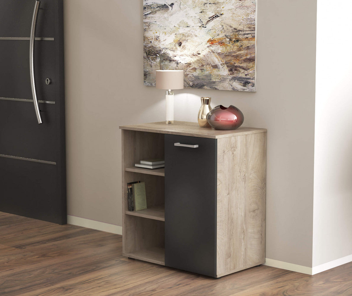 Mobiletto di design posizionato in un corridoio elegante accanto a una porta scura e un quadro astratto.