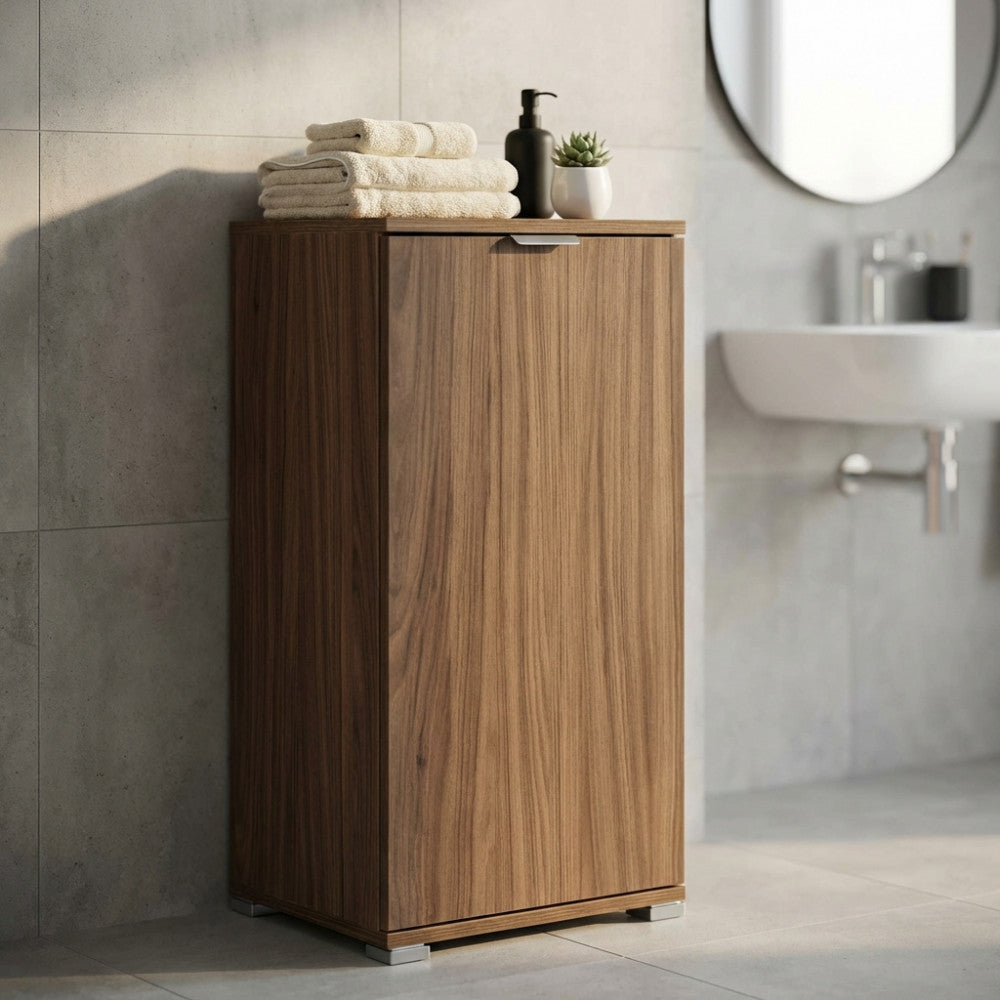 Mobiletto MR805070 in truciolare bilaminato color noce ambientato in un bagno moderno con asciugamani.
