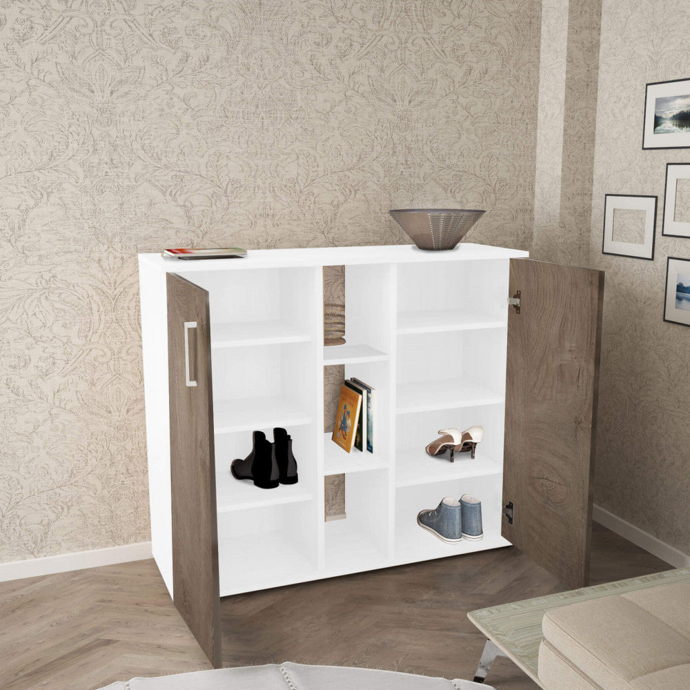 Interno della credenza Frank con ante aperte, mostrando i ripiani organizzati con scarpe e libri.