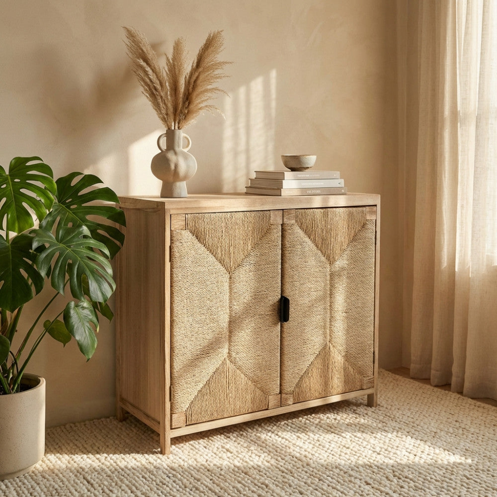 Vista angolare del mobiletto Carlos in stile boho chic, illuminato dalla luce naturale che esalta la texture della corda.