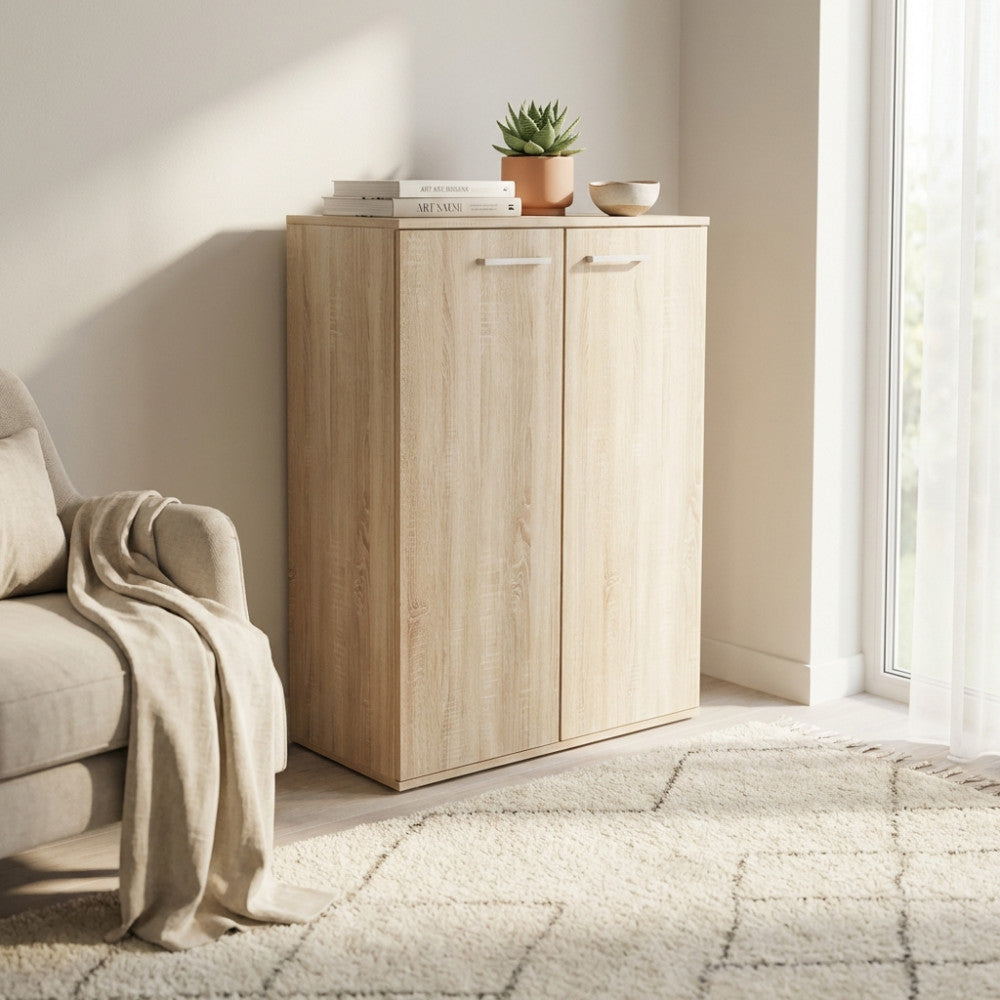 Mobiletto Riverquercia affiancato a una poltrona beige e un tappeto materico, illuminato da luce naturale.