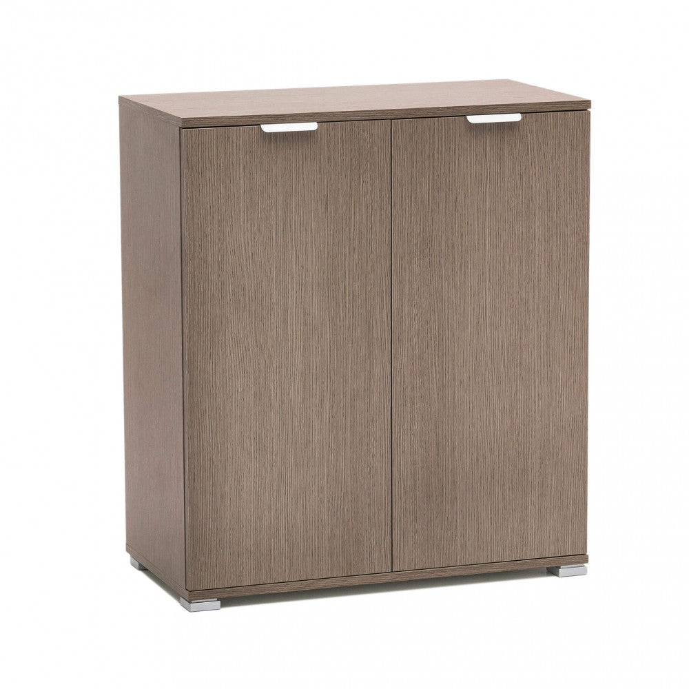 Vista frontale del mobiletto chiuso con finitura rovere grigio e maniglie minimaliste in metallo.