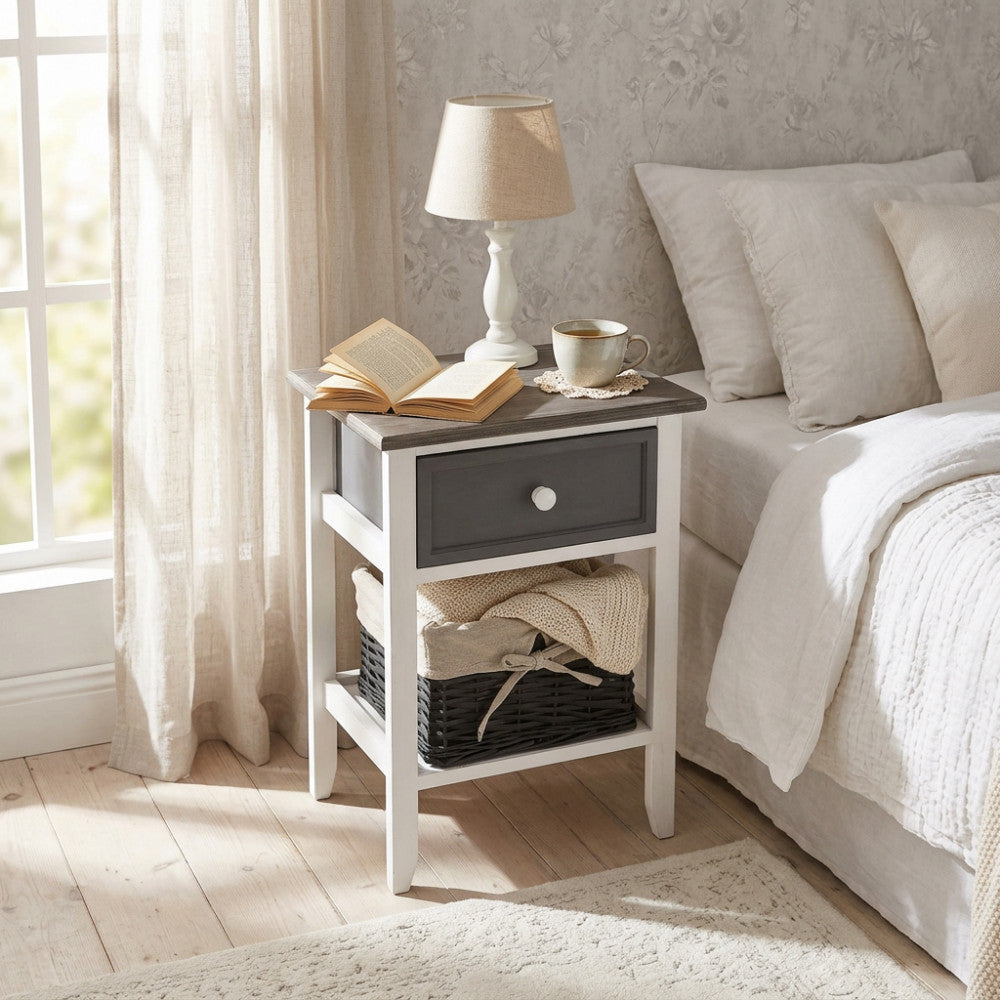 Comodino shabby chic Andres ambientato in una luminosa camera da letto con lampada e libri.