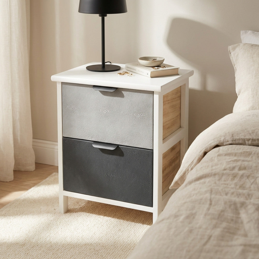 Comodino Casimiro grigio bianco in stile shabby chic ambientato in una camera da letto luminosa.