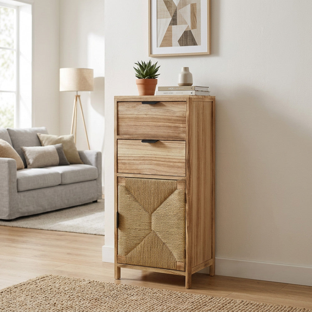 Mobiletto boho Carlos in legno di paulownia e corda, ambientato in un luminoso soggiorno moderno accanto a un divano grigio.