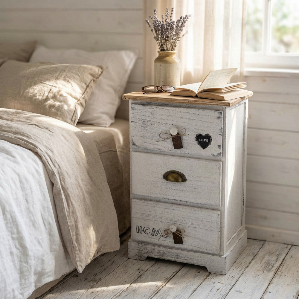Dettaglio del comodino Ander con libro e occhiali sul top in legno naturale.
