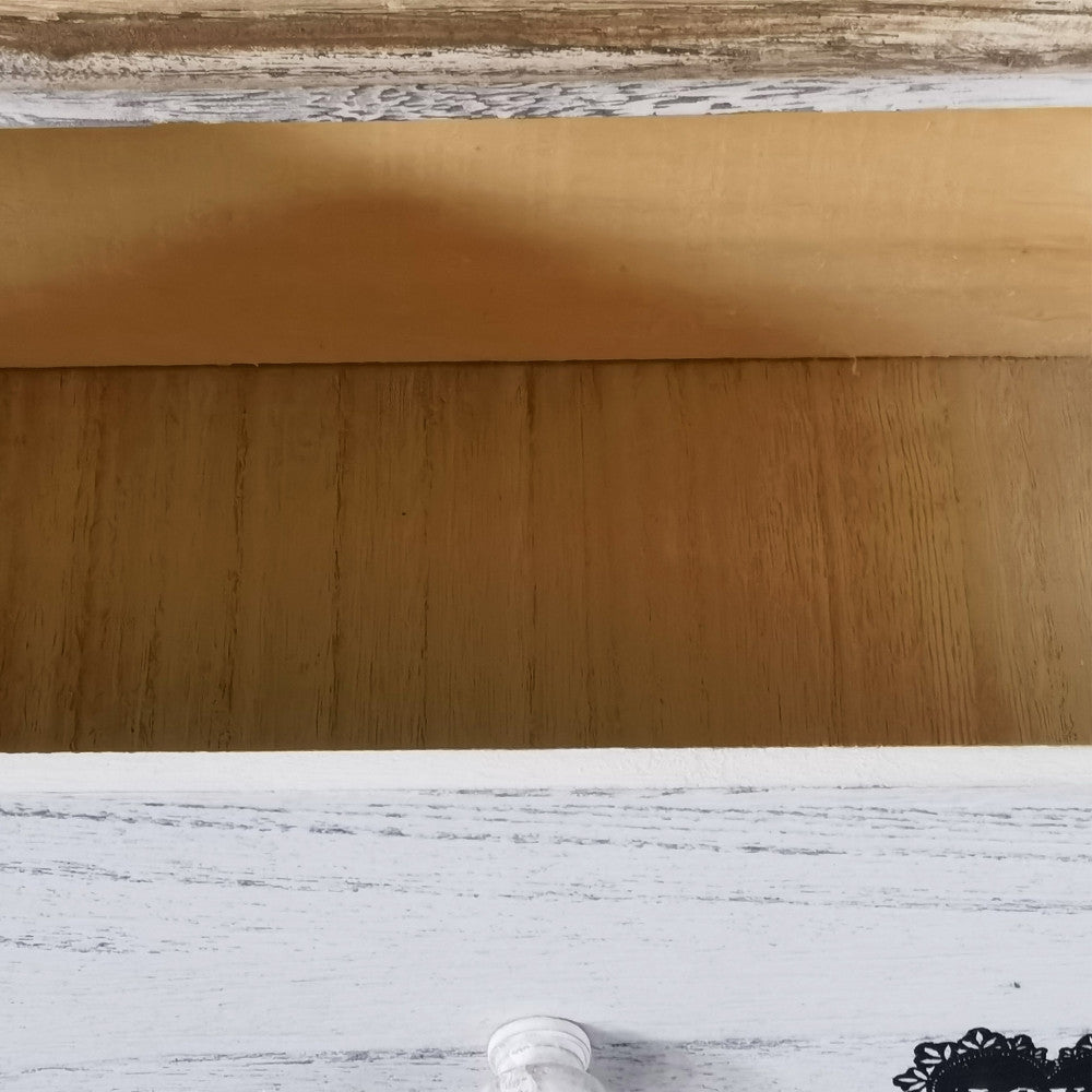 Interno del cassetto in legno naturale del comodino Ander.