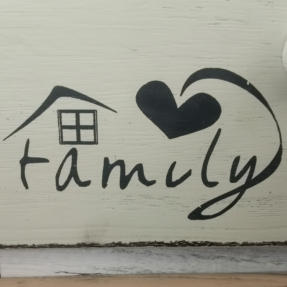 Dettaglio ravvicinato della scritta decorativa Family con cuore sul cassetto superiore.