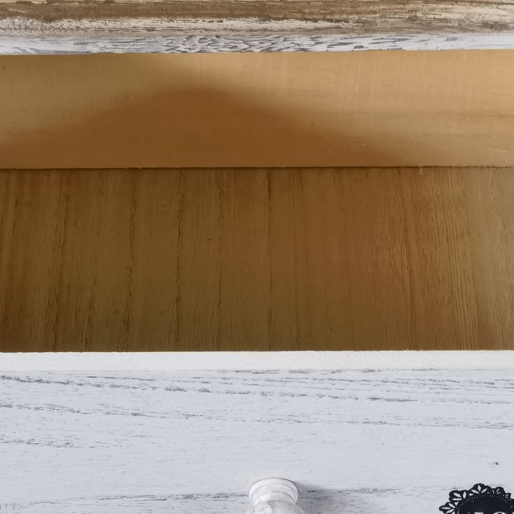 Interno del cassetto in legno naturale, che mostra la solidità strutturale e la capienza del mobiletto ANDER.