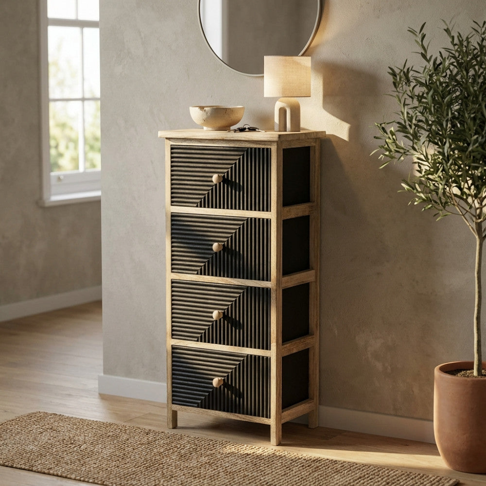 Mobiletto Anton a 4 cassetti in legno rovere chiaro e nero, ambientato in un ingresso luminoso.
