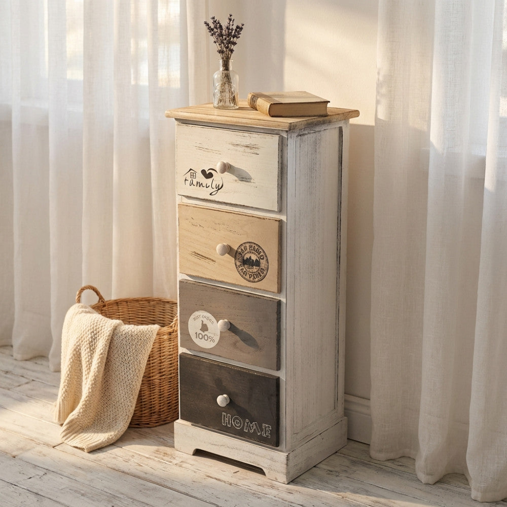 Mobiletto a 4 cassetti Bartolome in stile shabby chic ambientato in una stanza luminosa con tende bianche e un cesto in vimini.