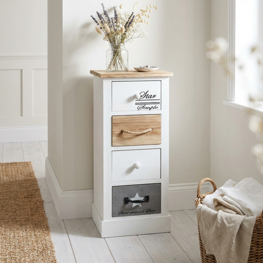 Mobiletto Blas a quattro cassetti in stile shabby chic ambientato in un corridoio luminoso con cesto in vimini.