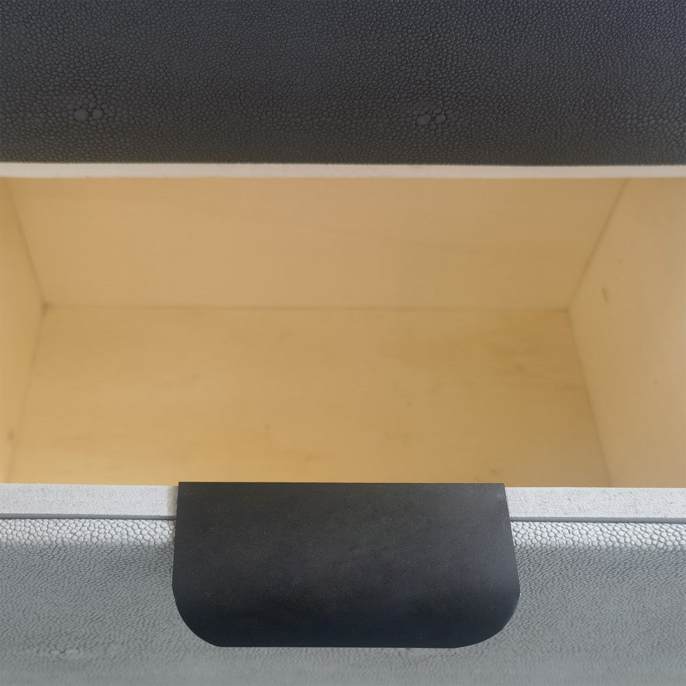 Interno del cassetto aperto del mobiletto Casimiro, mostrando il legno chiaro e il dettaglio della maniglia.