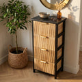 Mobiletto Cesar a 4 cassetti in legno bicolore ambientato in un angolo luminoso con pianta decorativa.