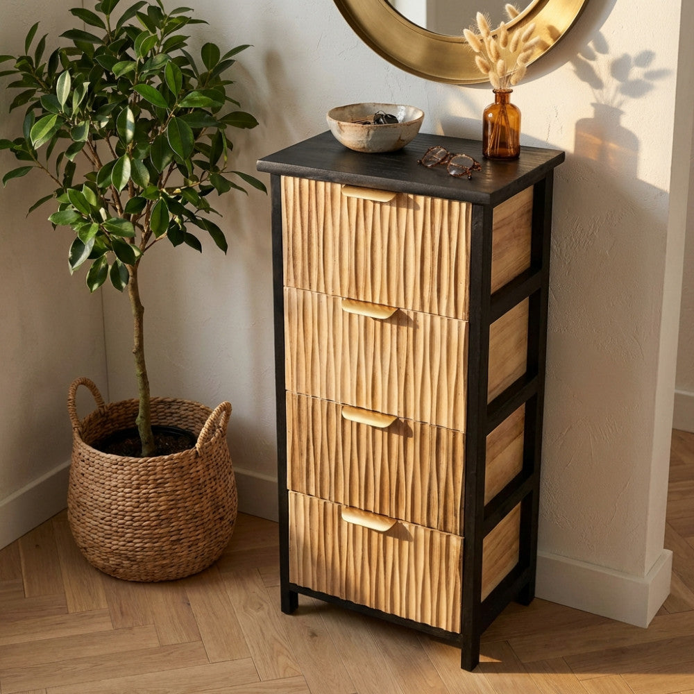 Mobiletto Cesar a 4 cassetti in legno bicolore ambientato in un angolo luminoso con pianta decorativa.