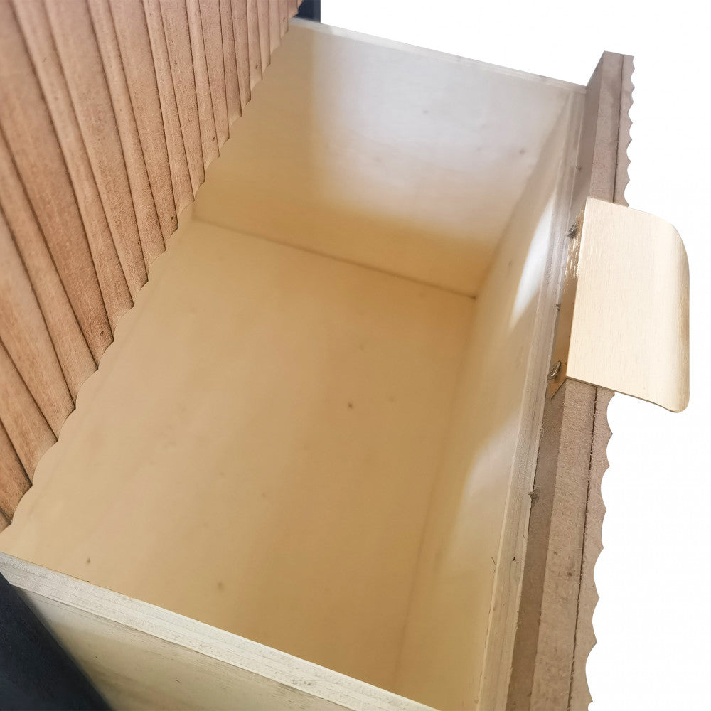 Primo piano dell'interno del cassetto in legno del mobiletto Cesar, con focus sulla maniglia in metallo dorato.