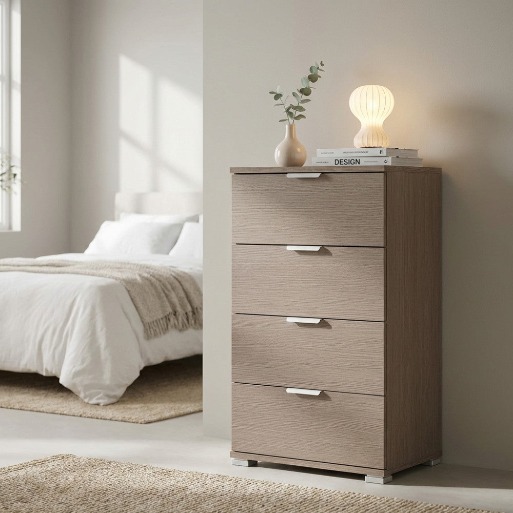 Vista angolare della cassettiera rovere grigio con dettagli delle maniglie argentate e decorazioni minimaliste.