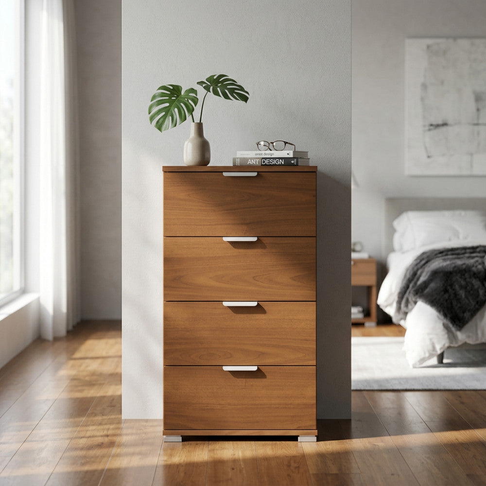 Vista frontale della cassettiera tinta noce posizionata in una camera da letto elegante con dettagli architettonici minimalisti.