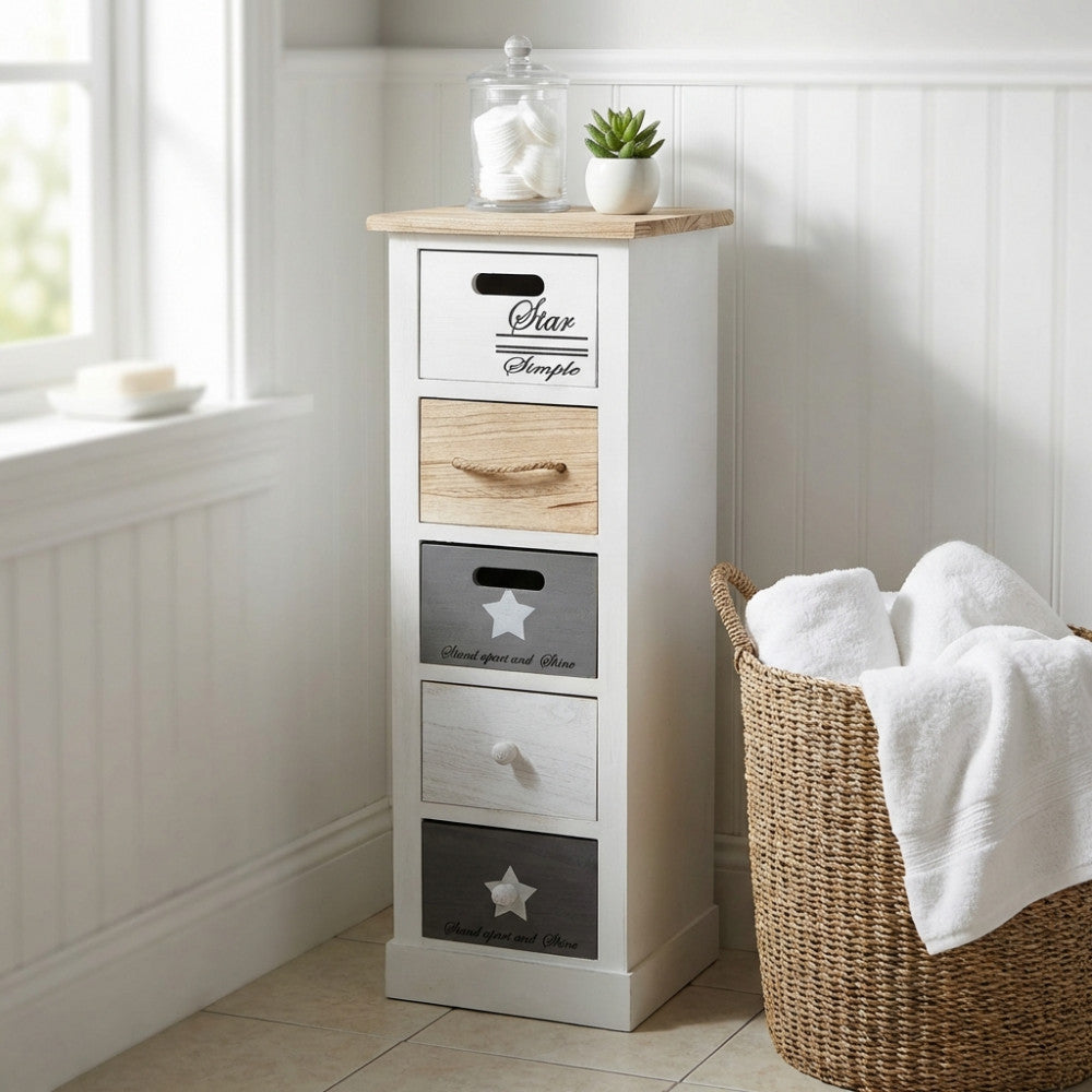 Mobiletto 5 cassetti Blas in stile Shabby Chic ambientato in un bagno luminoso con cesto in vimini.