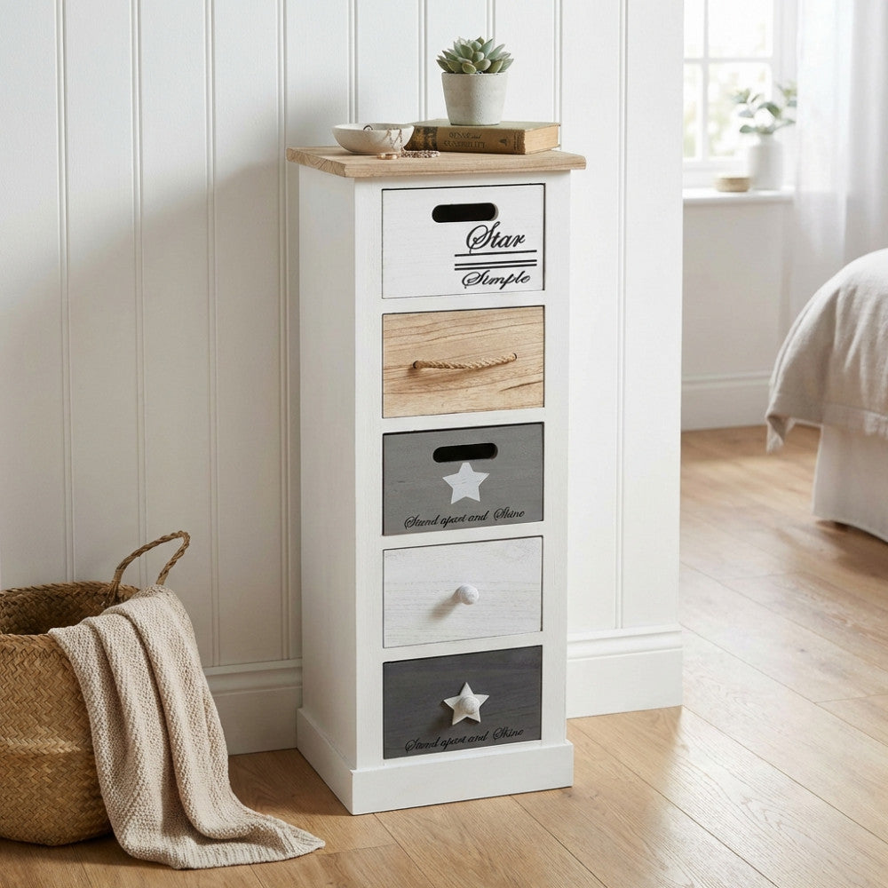 Comodino mobiletto Blas in legno bianco e marrone chiaro posizionato in una camera da letto elegante.