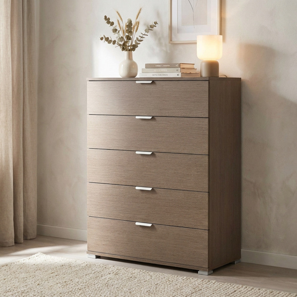 Dettaglio della cassettiera in rovere grigio inserita in un disimpegno elegante con vaso decorativo e lampada moderna.