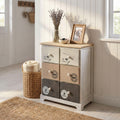 Mobiletto shabby chic Bartolome a 6 cassetti ambientato in un ingresso luminoso con cesto in vimini.