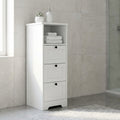 Cassettiera Aldous in legno bianco ambientata in un bagno moderno e luminoso, decorata con asciugamani e accessori.