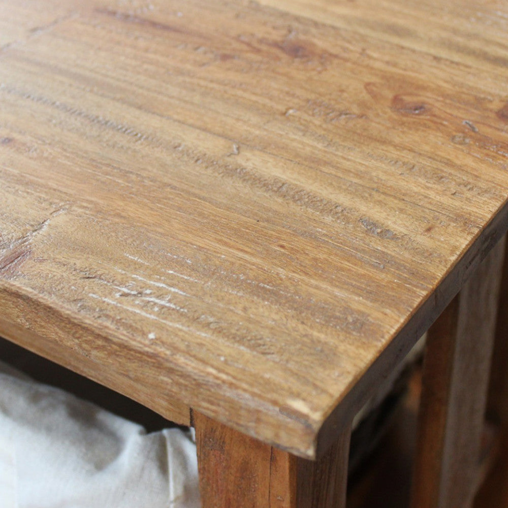 Primo piano della superficie superiore in legno riciclato, che mostra le venature naturali e la finitura materica.