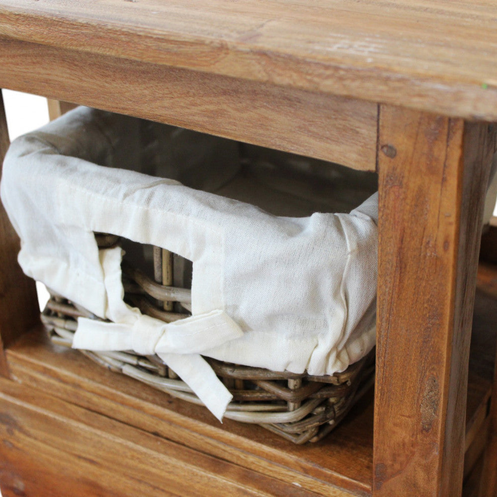 Dettaglio ravvicinato del cesto in vimini con fodera in tessuto bianco sfoderabile e fiocco decorativo.