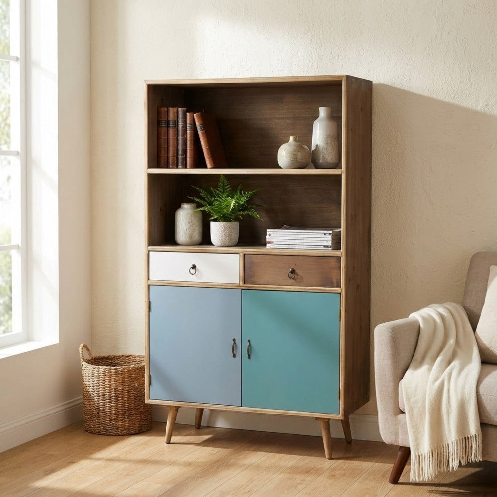 Mobiletto Barrie ambientato in un salotto accogliente, affiancato da una poltrona beige e un cesto in vimini intrecciato.