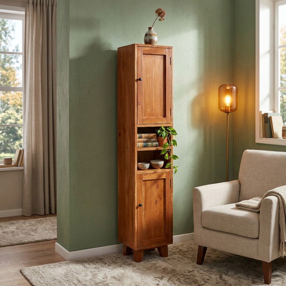 Credenza stretta Caleb in stile arte povera, posizionata contro una parete verde salvia con decorazioni botaniche.