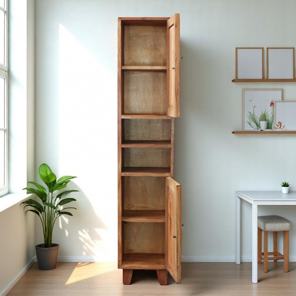 Mobiletto Caleb con ante aperte in un ambiente minimalista, rivelando i ripiani interni spaziosi e ben definiti.