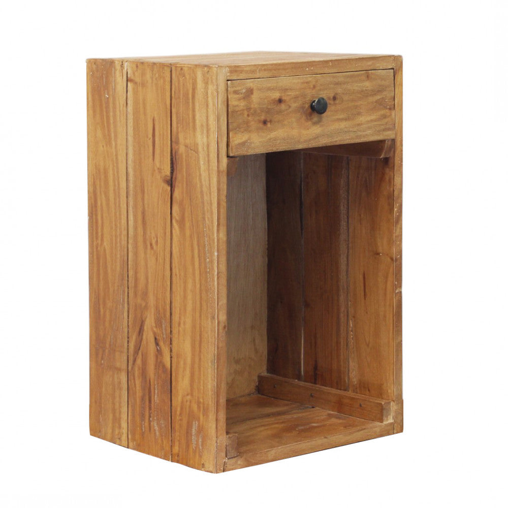 Vista angolare del comodino Crofton in legno massello con cassetto chiuso su sfondo bianco.