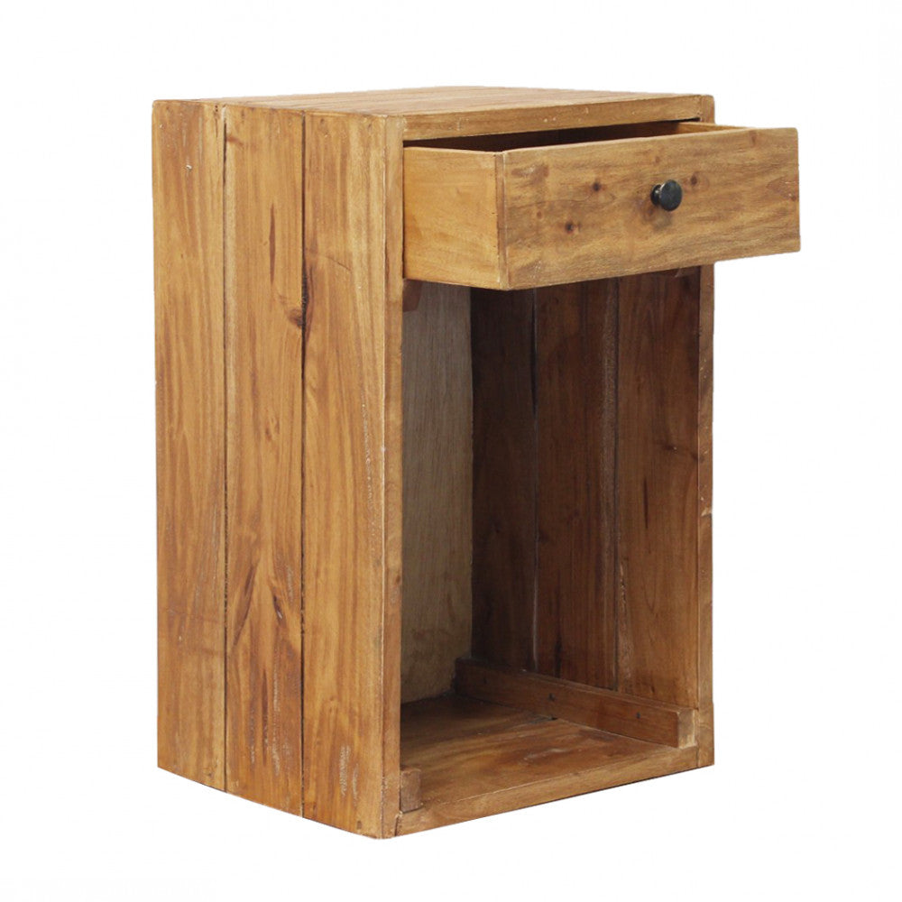 Vista angolare del comodino in legno riciclato con cassetto superiore parzialmente aperto.