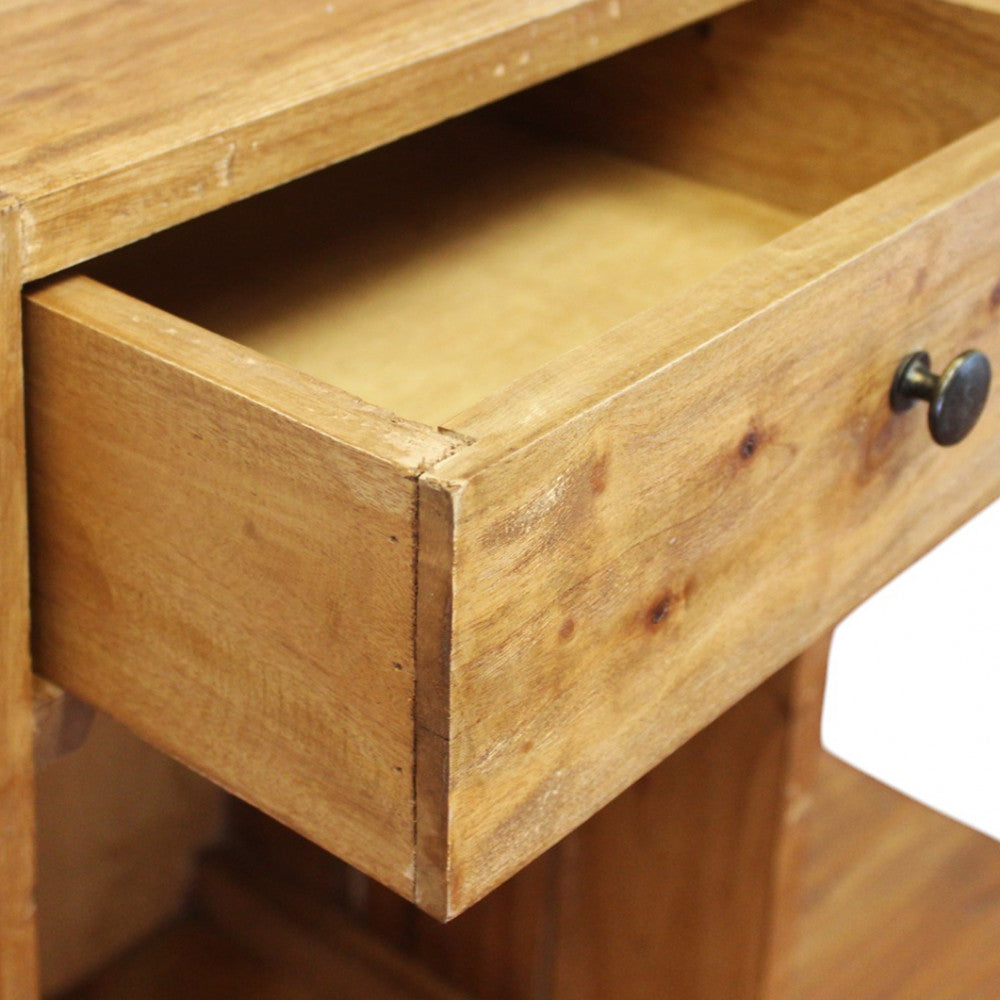 Dettaglio dell'interno del cassetto aperto che mostra la struttura in legno naturale.