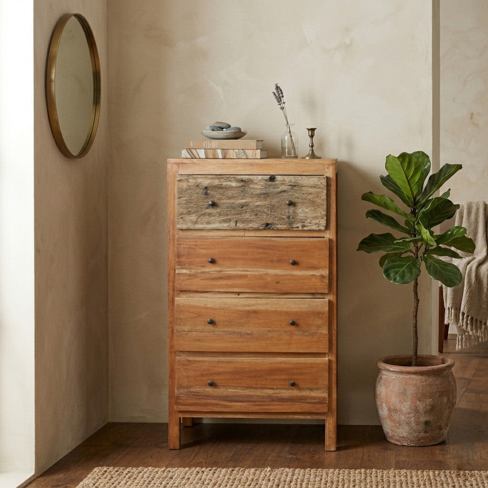 Vista frontale della cassettiera in legno inserita in un contesto d'interni dai toni neutri e caldi.