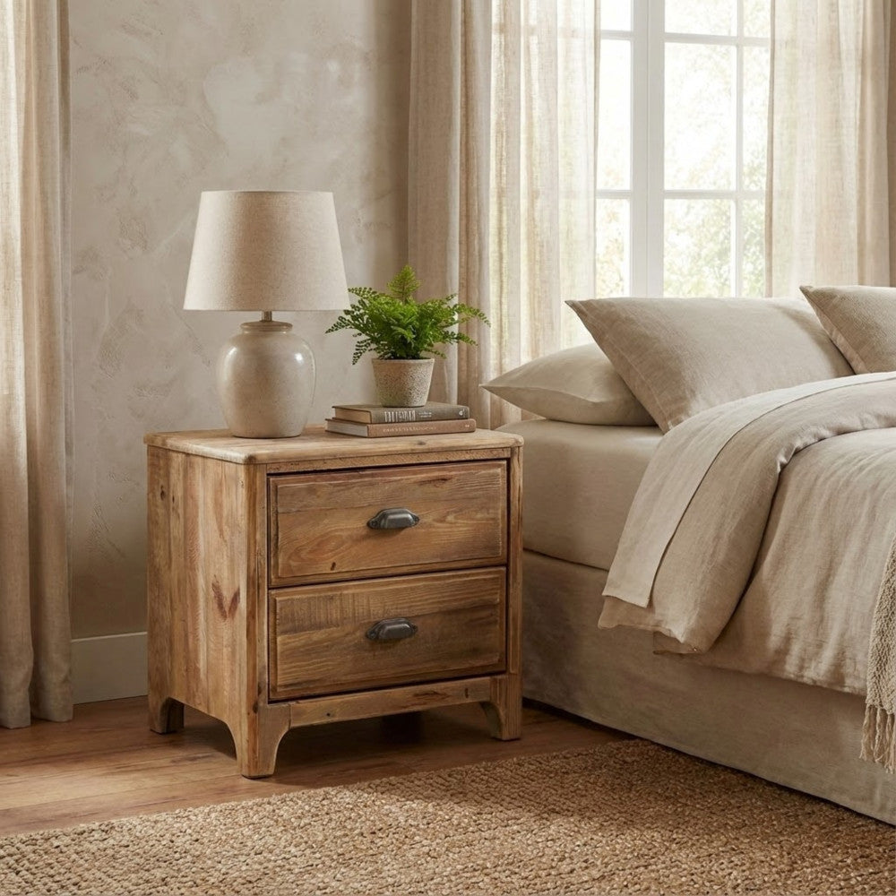 Ambientazione completa della camera da letto con la cassettiera Galen, tessuti neutri e luce naturale.