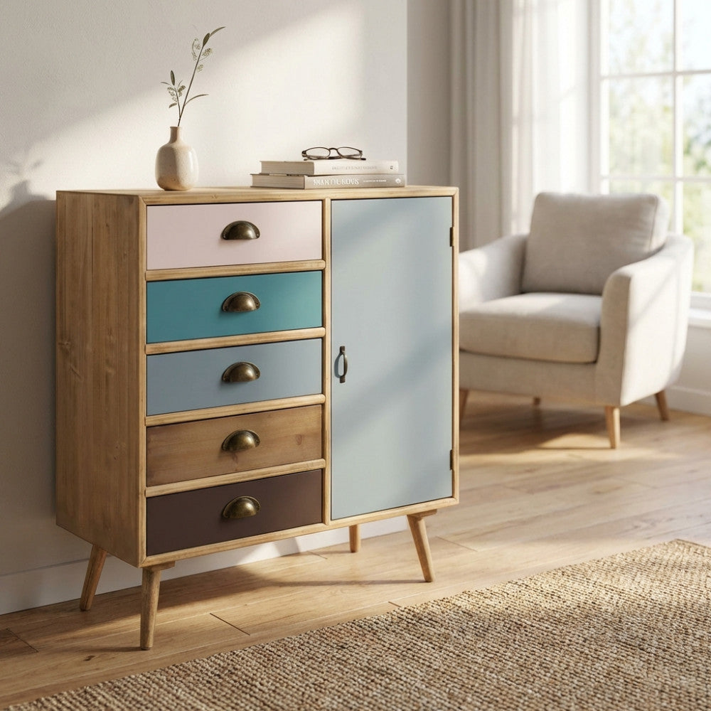 Cassettiera Levis in legno MDF multicolor ambientata in un luminoso soggiorno contemporaneo con poltrona chiara.