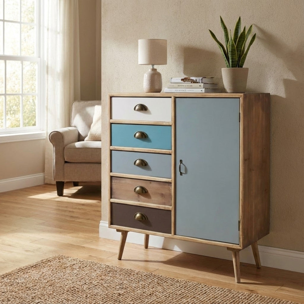Cassettiera Levis inserita in un ingresso elegante con lampada da tavolo e pianta decorativa, illuminata da luce naturale.